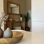 Up&above ,new Luxury Apt, Steps From And Old Town アパート