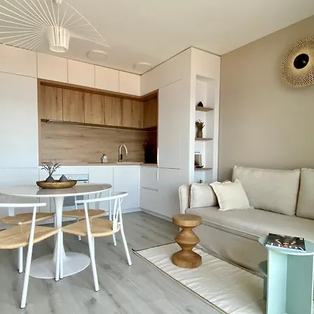 Up&above ,new Luxury Apt, Steps From And Old Town Apartment *