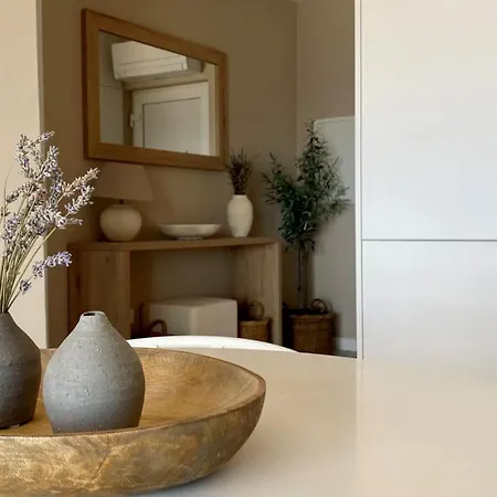 Up&above ,new Luxury Apt, Steps From And Old Town شقة