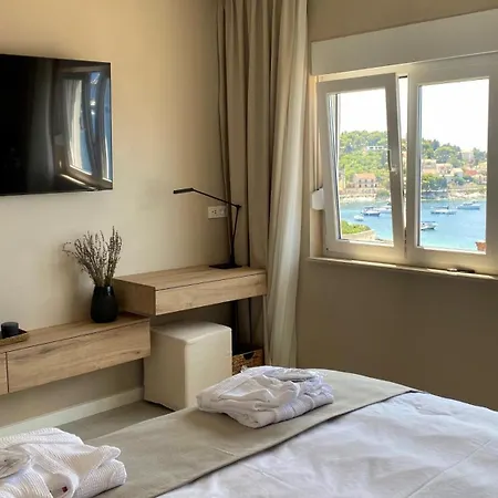 Up&above ,new Luxury Apt, Steps From And Old Town