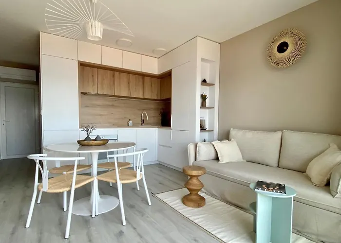 Up&above ,new Luxury Apt, Steps From And Old Town Apartment *